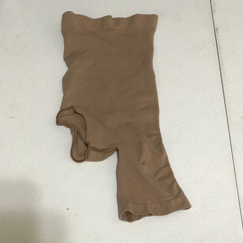 SKIMS Seamless Sculpt Solution Short Right Leg Exposed Shapewear